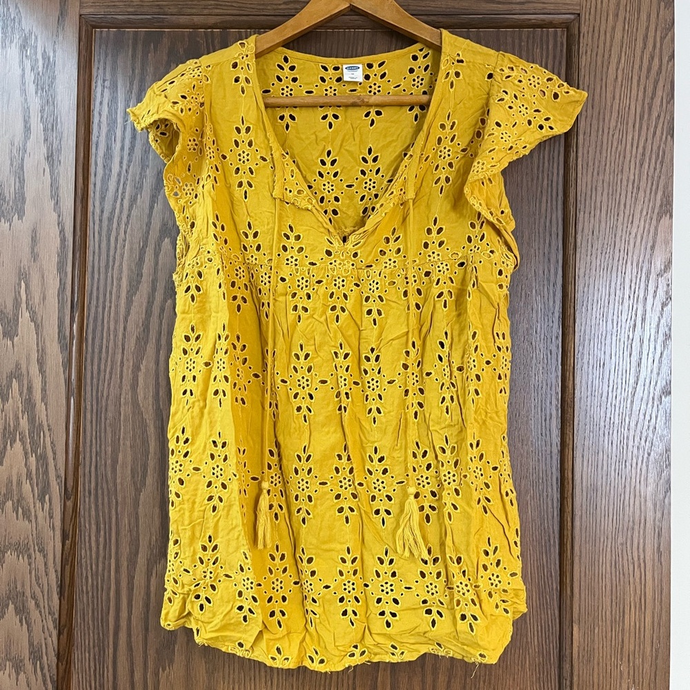 Old navy blouse eyelet